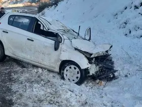 Kayan otomobil, yol kenarındaki araca çarptı
