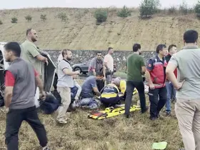 Kayganlaşan yolda minibüs devrildi: 3 yaralı
