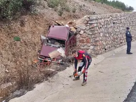 Kayganlaşan yolda otomobil istinat duvarına çarptı: Karı koca hayatını kaybetti
