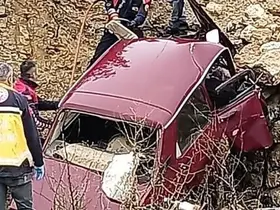 Kayganlaşan yolda otomobil istinat duvarına çarptı: Karı koca hayatını kaybetti