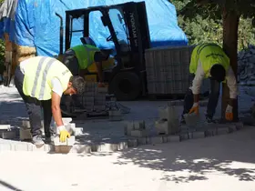 Kayıboyu Mahallesinde yol ve kaldırım yenileme çalışmaları devam ediyor
