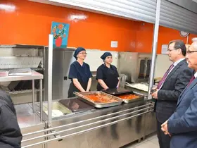 Kaymakam Güldoğan pansiyonda öğrencilerle yemek yedi
