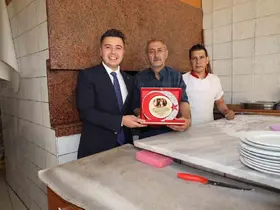 Kaymakam Gündoğdu’dan dev tahinli pidenin ustasına plaket
