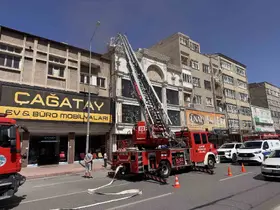 Kayseri’de avize imalathanesinin çatısında çıkan yangın söndürüldü
