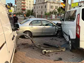 Kayseri’de otomobil park halindeki 2 araca çarptı
