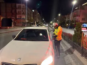 Kayseri’de otomobiliyle uyuyakalan sürücüye 25 bin TL idari para cezası yazıldı
