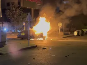 Kayseri’de park halindeki otomobile ve ağaca çarpan otomobil alev aldı: 1’i ağır, 2 yaralı
