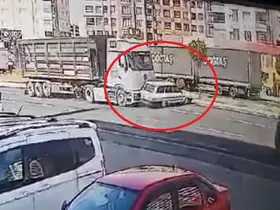 Kayseri’de tırla çarpışan otomobilin takla attığı kaza kamerada
