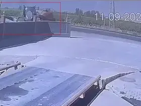 Kaza anı kamerada: Traktörle çarpışan otomobildeki 1 kişi öldü, 3 kişi yaralandı
