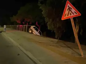 Kaza yapan otomobil asılı kaldı: 2 yaralı
