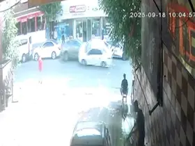 Kaza yapan otomobil yan yattı, yaya son anda kurtuldu
