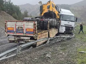 Kaza yapan tırı taşıyordu: O tır da kaza yaptı
