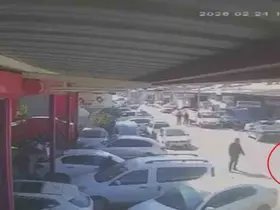 Kazada çarpışan motosiklet sürücülerinin savrulduğu anlar kamerada

