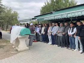 Kazada hayatını kaybeden genç kız gelinlikle uğurlandı
