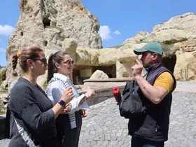 Kazadan sonra hayata şiirle tutundu, 7 dil öğrenip ekmeğini kazandı
