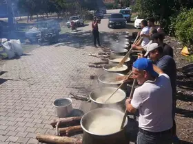 Kazanlar imece usulü keşkek ve aşure şöleni için kaynadı

