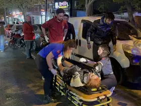Kazaya karışan motosikletliye bakarken kaza yaptı
