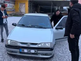 Kazaya yapınca plakaları söküp kaçtı ama polisten kaçamadı
