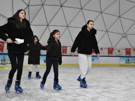 Keçiören Belediyesi’nden ücretsiz buz pateni hizmeti
