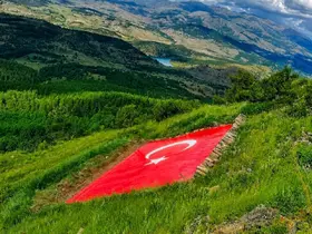 Kelkit Vadisi’nin simgesi dev Türk bayrağı yenilendi

