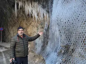 Kemaliye’de ’dünyanın en zorlu yolları’ arasında gösterilen "Taş Yolu" buz tuttu
