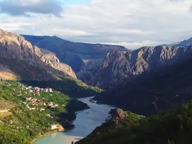 Kemaliye’de kayalığın tepesine yapılan ev merak uyandırıyor
