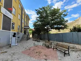 Kemaliye’de onarılmayan okul istinat duvarı tehlike oluşturuyor
