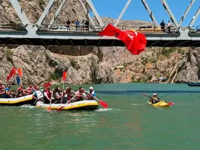 Kemaliye’de su sporları tutkunları Fırat’ta buluştu
