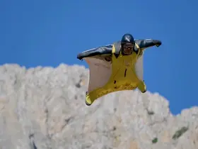 Kemaliye’de wingsuit sporcularından nefes kesen atlayışlar
