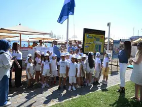 Kemer Belediyesi Halk Plajı’nda mavi bayrak göndere çekildi
