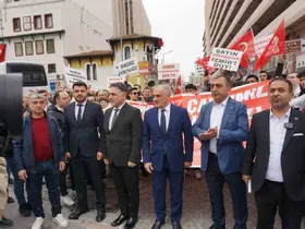 Kemeraltı esnafı, otopark sorununa çözüm için kepenk kapatıp yürüyüş düzenledi
