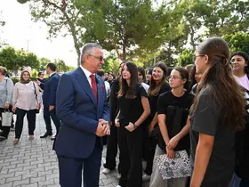 Kemer’de ilk zil, kitap ve kırtasiye hediyesiyle geldi
