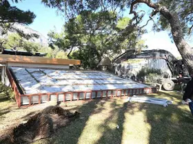 Kemer’de kaçak yapıların yıkımı sürüyor
