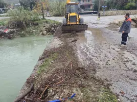 Kemer’de köprüleri tıkayan tomruklar temizlendi
