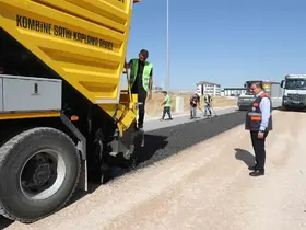 Kendi asfaltını üretip kendi yolunu yapıyor
