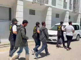 Kendilerini polis olarak tanıtıp vatandaşları dolandırdılar
