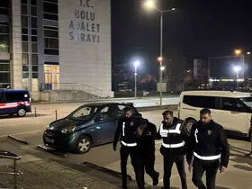 Kendini savcı olarak tanıtıp yaşlı kadının altınlarını alan 2 şüpheli yakalandı
