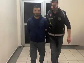Kendisini polis olarak tanıtıp 3,5 milyon lira dolandırdı, kuyumcuda altın alırken yakalandı
