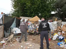 Kepez’de çöp ev operasyonu: 8 kamyon atık çıkarıldı
