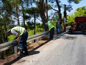 Kepez’de ulaşım güvenliği için yollara ’oto korkuluk’
