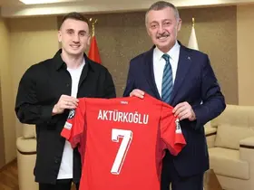 Kerem Aktürkoğlu’ndan Başkan Büyükakın’a ay-yıldızlı forma
