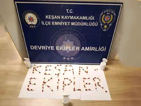 Keşan’da polisin arama yaptığı evde 120 adet sentetik ecza ele geçirildi
