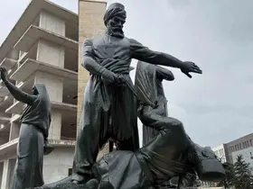Kıbrıs Meydanı’ndaki anıt yeniden ait olduğu yerde
