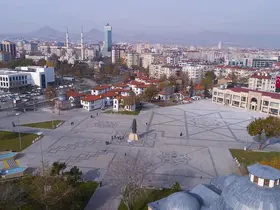 Kılıçarslan Meydanı'nda bıçaklı kavga! 2 kişi yaralandı
