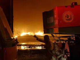 Kilis’te ambalaj fabrikasında yangın: 1 itfaiye eri yaralandı
