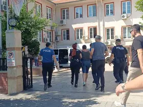 Kimlik vermek istemeyen kadın polislere zor anlar yaşattı
