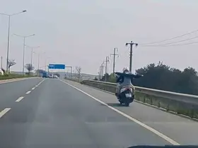 Kırıkkale’de motosiklette kasksız çocuğun tehlikeli yolculuğu kamerada
