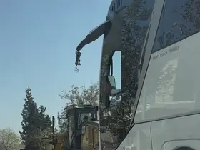 Kırılan aynayı eliyle tutup yolculuğa devam etti
