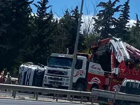 Kırklareli girişinde tır devrildi
