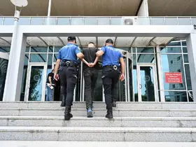 Kırmızı bültenle aranan hükümlü havalimanında yakalandı

